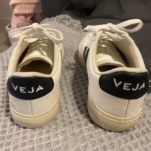 Veja campo white and black. Size 38 or US 7